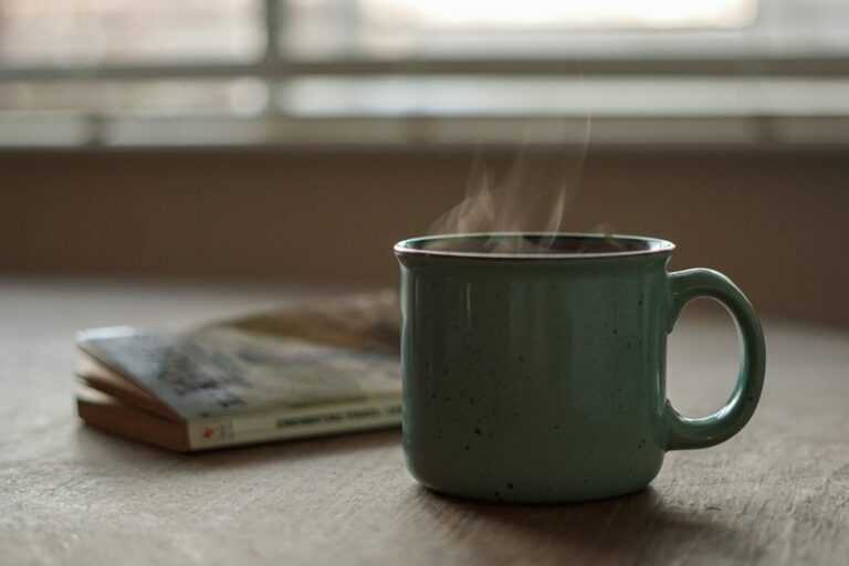 Schönen Sonntag - ruhiger Sonntagmorgen mit Kaffee und Buch