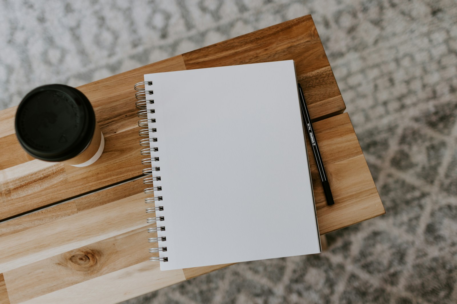 Spruch des Tages - leeres Notizbuch und Stift für den Gedanken des Tages